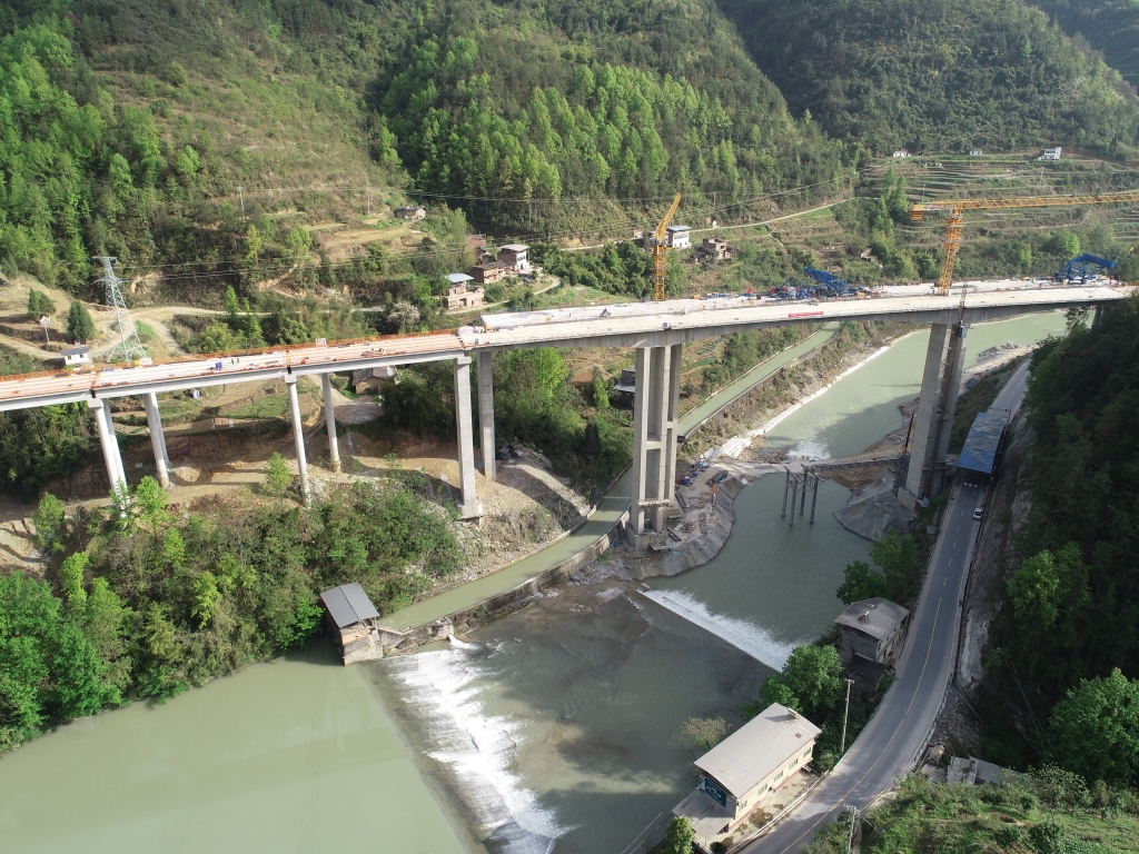建设中的汤溪河大桥。重庆高速集团供图