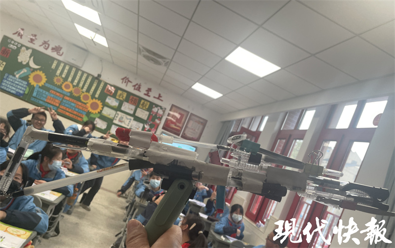 初一男生文具自制“枪”课堂上被发现 老师鼓励式教育被网友点赞！2