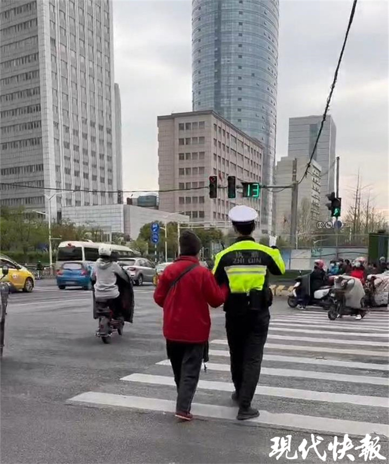 老奶奶挽着你胳膊过马路的样子，真暖！这位辅警找到了1