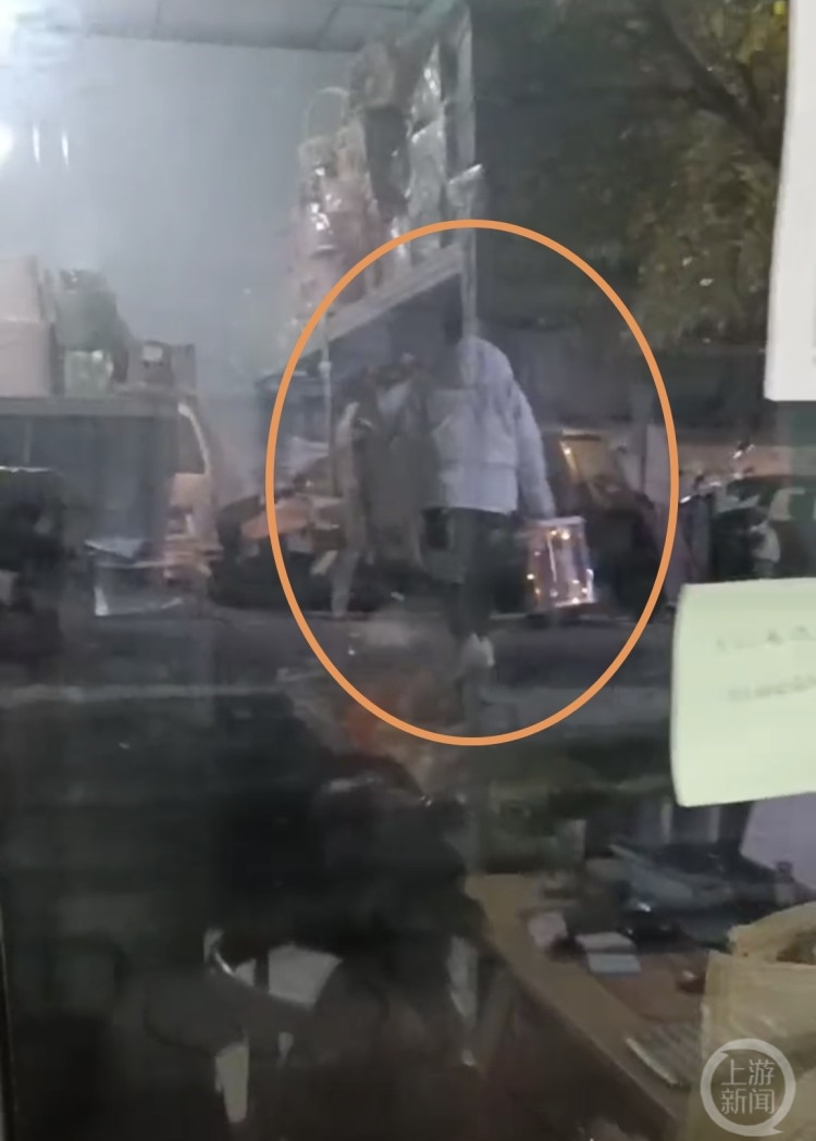 男子花4万元包花俘获女神芳心，背后全是见不得人的把戏！4