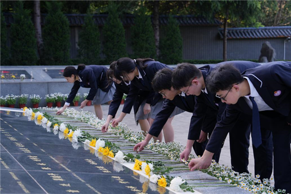 重庆巴蜀科学城中学校团委组织学生团员向烈士献花。重庆巴蜀科学城中学校团委供图