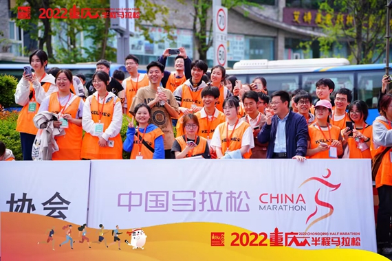 青年志愿者们为跑友们呐喊助威