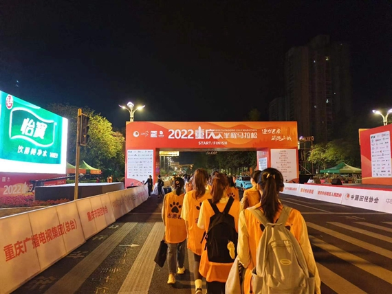 志愿者们凌晨五点抵达赛场
