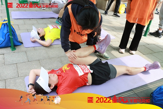 青年志愿者们为跑友们做拉伸训练