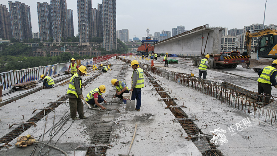建设者们坚守在一线岗位。华龙网-新重庆客户端 首席记者 李文科 摄