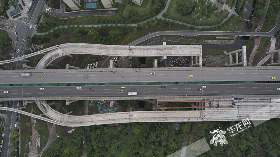 五台山立交至双山隧道段改造工程，是对该段道路的拓宽改造。。华龙网-新重庆客户端 首席记者 李文科 摄
