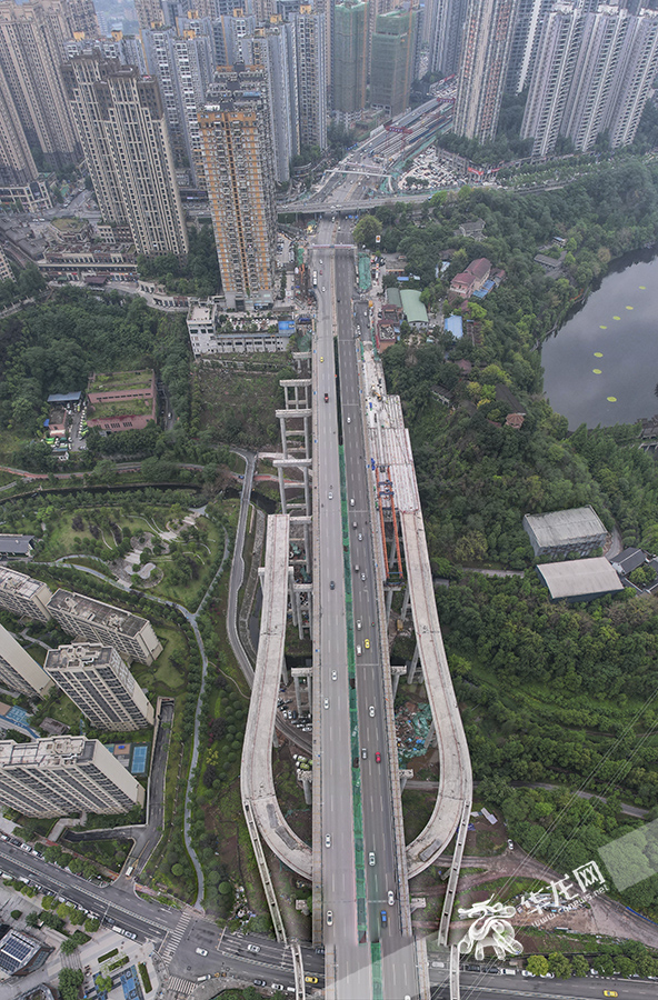 该项目南起双山隧道北侧，北至五台山立交，采用快速路标准。华龙网-新重庆客户端 首席记者 李文科 摄