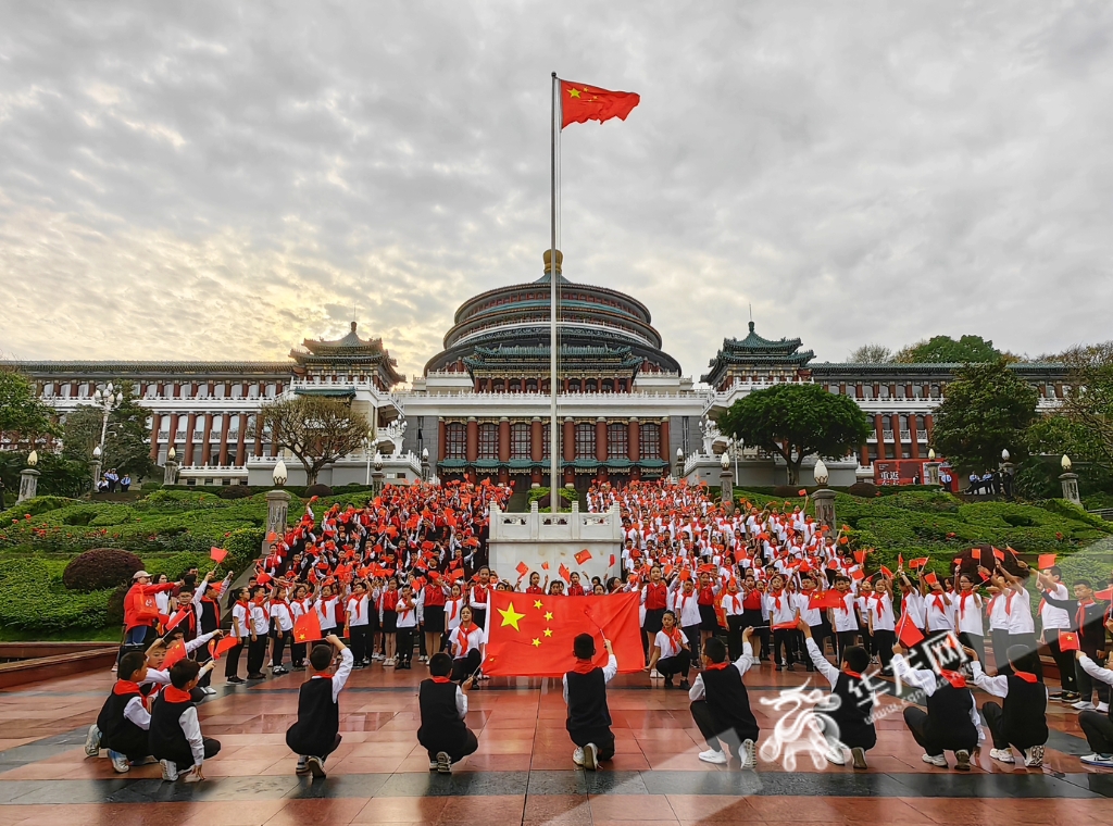 03，五星红旗在重庆人民广场上空飘扬。华龙网-新重庆客户端记者 张质 摄