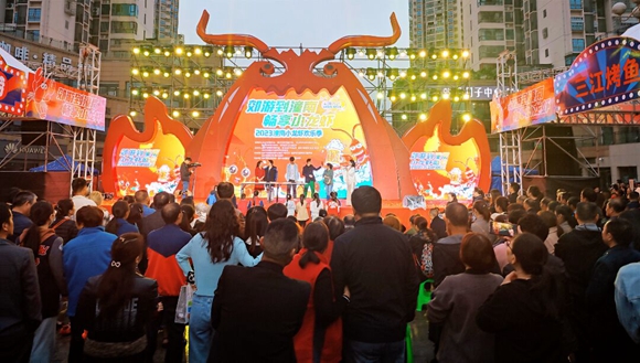 小龙虾节开幕式现场。潼南区文化和旅游委供图 华龙网发