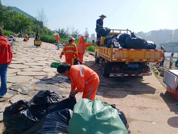 清扫作业人员正在清运垃圾。江北城街道供图 华龙网发