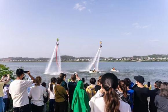 水上飞人表演。潼南区文化和旅游委供图 华龙网发