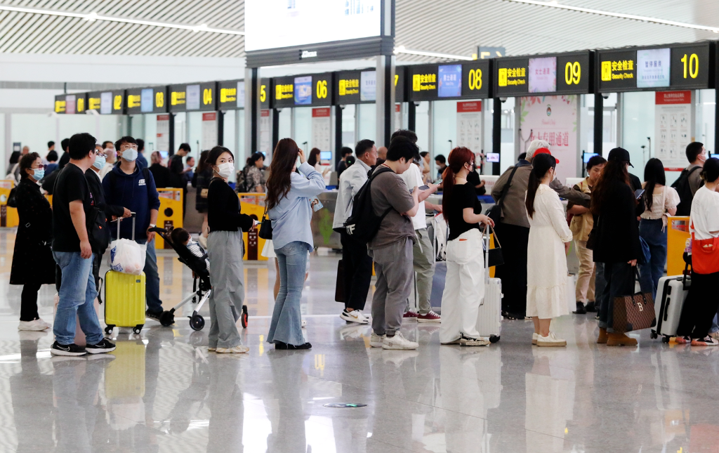 旅客排队过安检。重庆机场新闻中心 供图