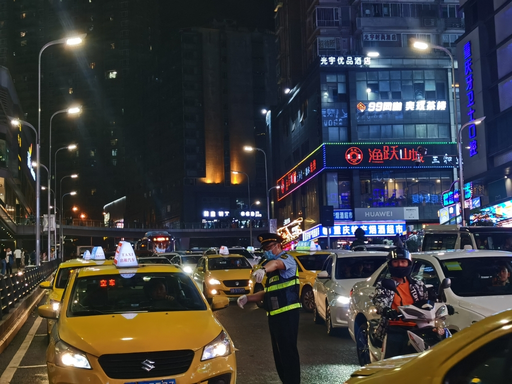 执法队员在观音桥商圈加强夜间值守。重庆交通执法部门供图