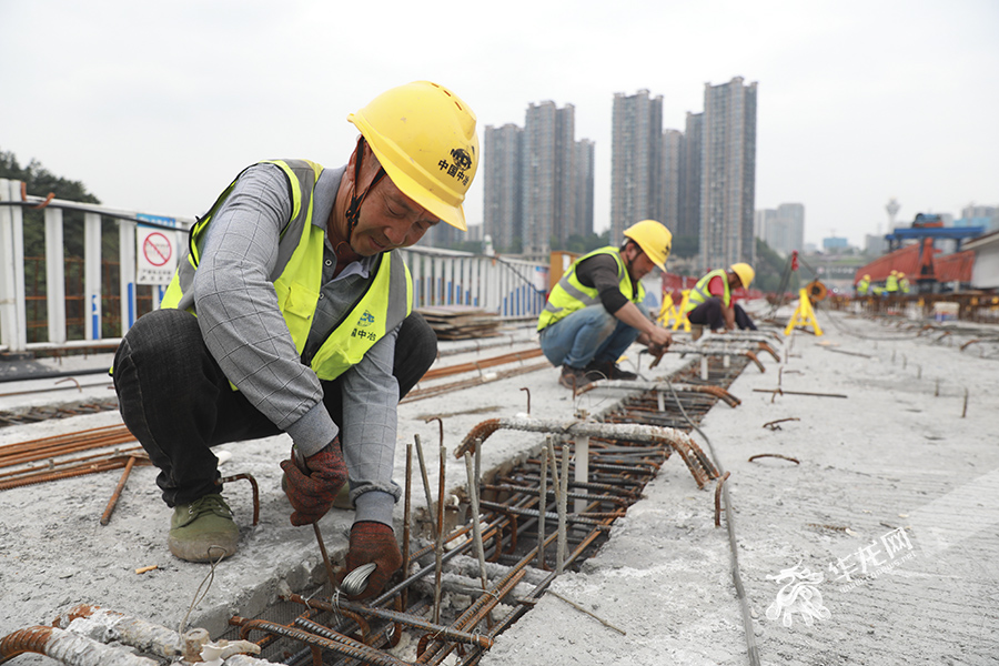 建设者们全力抢工期保目标。华龙网-新重庆客户端 首席记者 李文科 摄