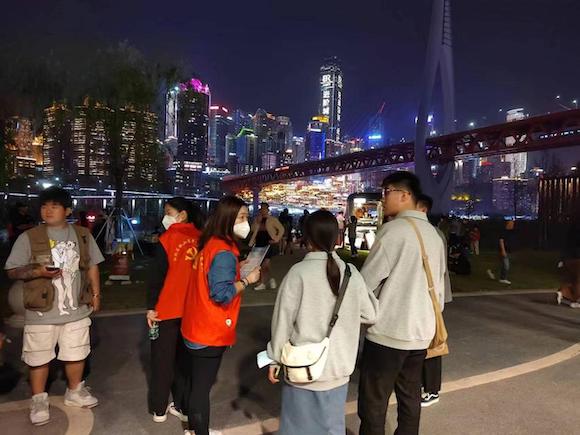 志愿者引导游客文明出游。江北城街道供图 华龙网发
