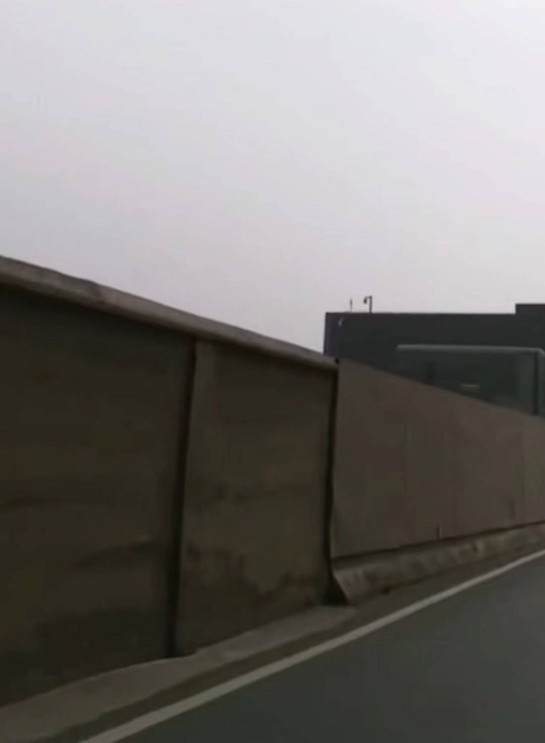 壶口瀑布周边公路设围挡 官方：建墙前常发生落石砸伤逗留游客情况
