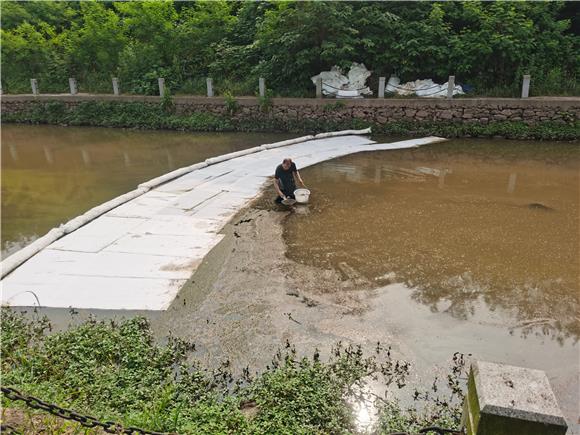 4大盐村志愿者打捞莲花滩河河道开展河面漂浮物。通讯员 刘静 摄