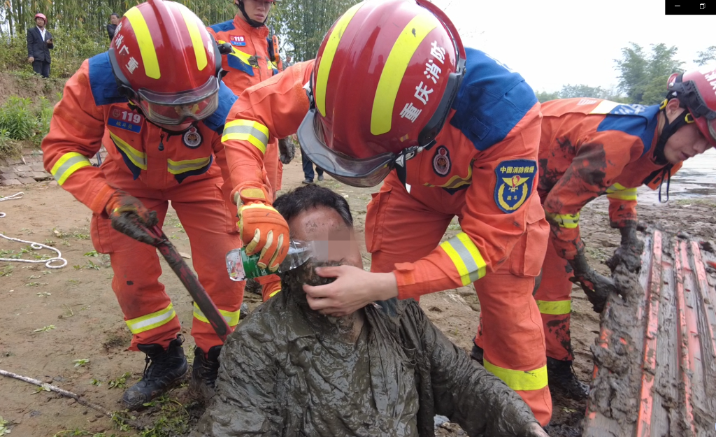 3消防员给老伯清洗身体。重庆荣昌消防供图