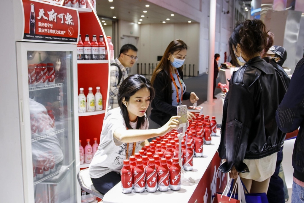 直播中的天府可乐新媒体专员何叶。市发展改革委 供图