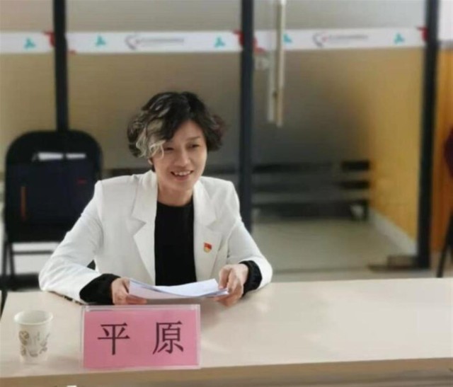 官方回应深圳一女副区长白色发型：不是染的 媒体：不必吹毛求疵3