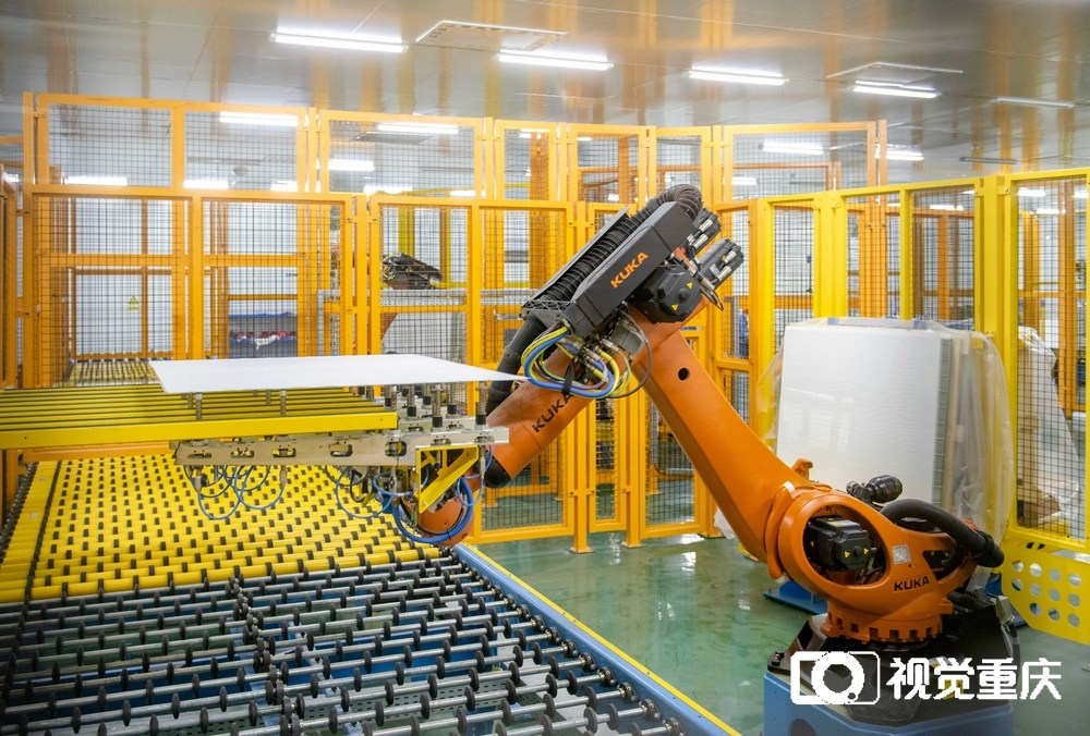 The stacking robot is working. (Photographed by Zhang Jinhui / Visual Chongqing)