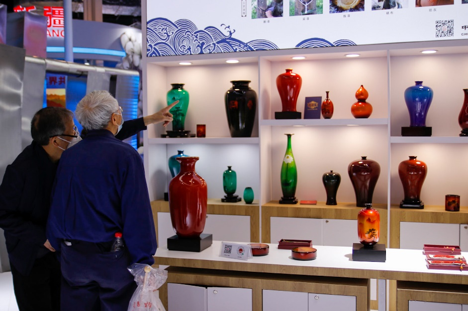 山神漆器炫彩夺目。市发展改革委 供图