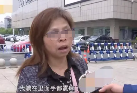 戴金镯做磁共振把手震麻 女子疑非纯金但难维权1
