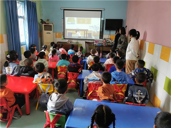 1老师为孩子们播放地震科普视频。通讯员 苏惠 摄