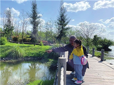 2近日，双桂湖国家湿地公园，市民带着孩子在欣赏旖旎的湿地风光。记者 张晓庆 摄