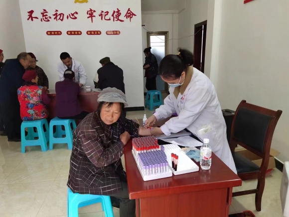 土城镇卫生院为65岁以上的老人义诊。巫溪县土城镇供图 华龙网发