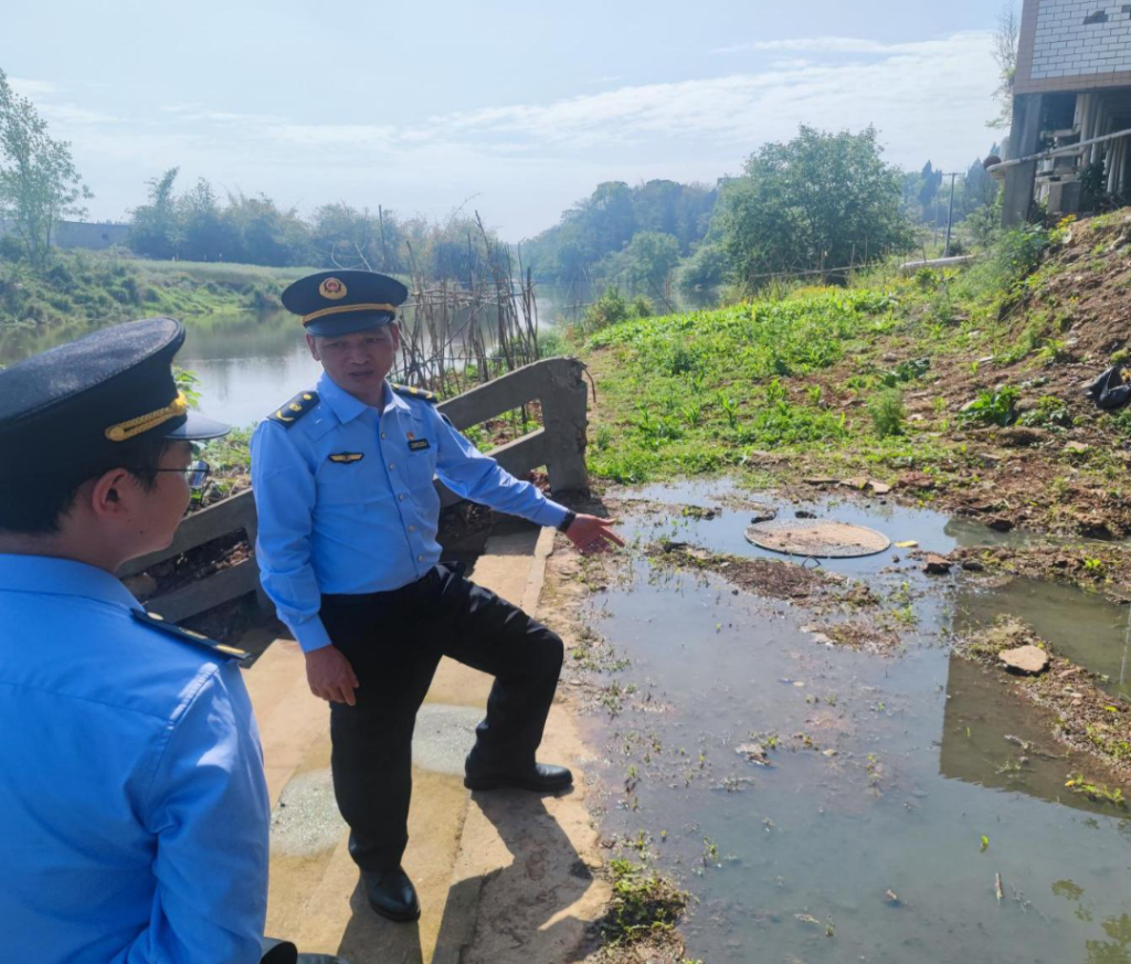 川渝跨界流域水环境联合执法现场检查3组在巡查中。受访单位供图