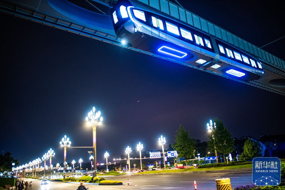 驶向未来！“光谷光子号”空轨建成试跑1