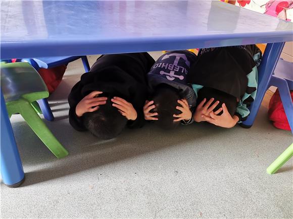 2孩子们用手护住自己的头部。通讯员 苏惠 摄