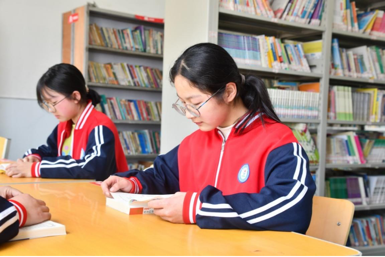 第五季读书月活动期间，“为你读书”公益行动走进湖北谷城，为赵湾乡中心学校的师生们带去四千余册图书及文体用品。通讯员 巩文建 摄