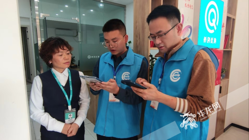 经济普查员为商户登记信息。华龙网-新重庆客户端记者 梁浩楠 摄