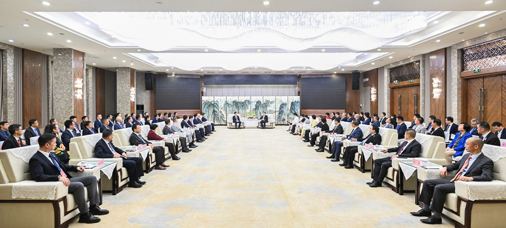 袁家军会见第十届世界华侨华人社团联谊大会川渝参访团