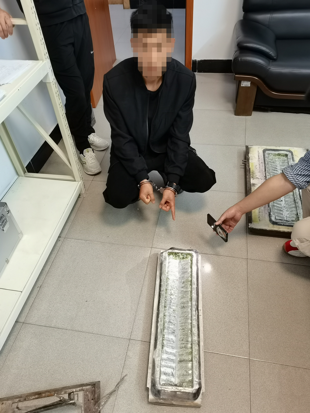 民警追回铂铑合金漏板。警方供图