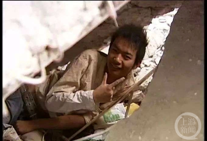“夹缝男孩”坐轮椅重返北川中学 先忙事业再结婚1