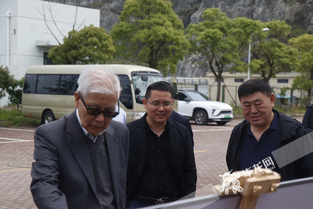 邓文中院士(左)、周绪红院士(右)。华龙网-新重庆客户端首席记者 董进 摄