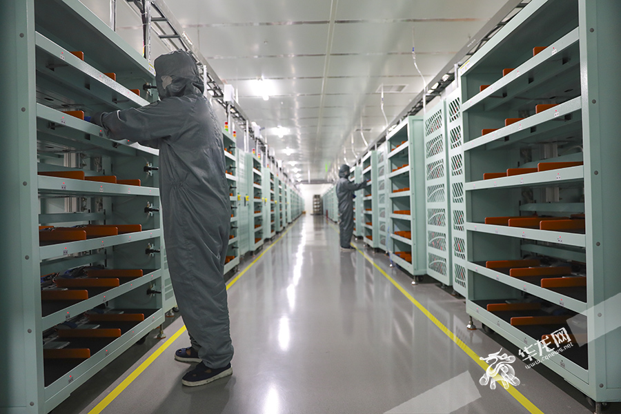 太蓝新能源厂房内，工作人员正在有序生产。华龙网-新重庆客户端 首席记者 李文科 摄