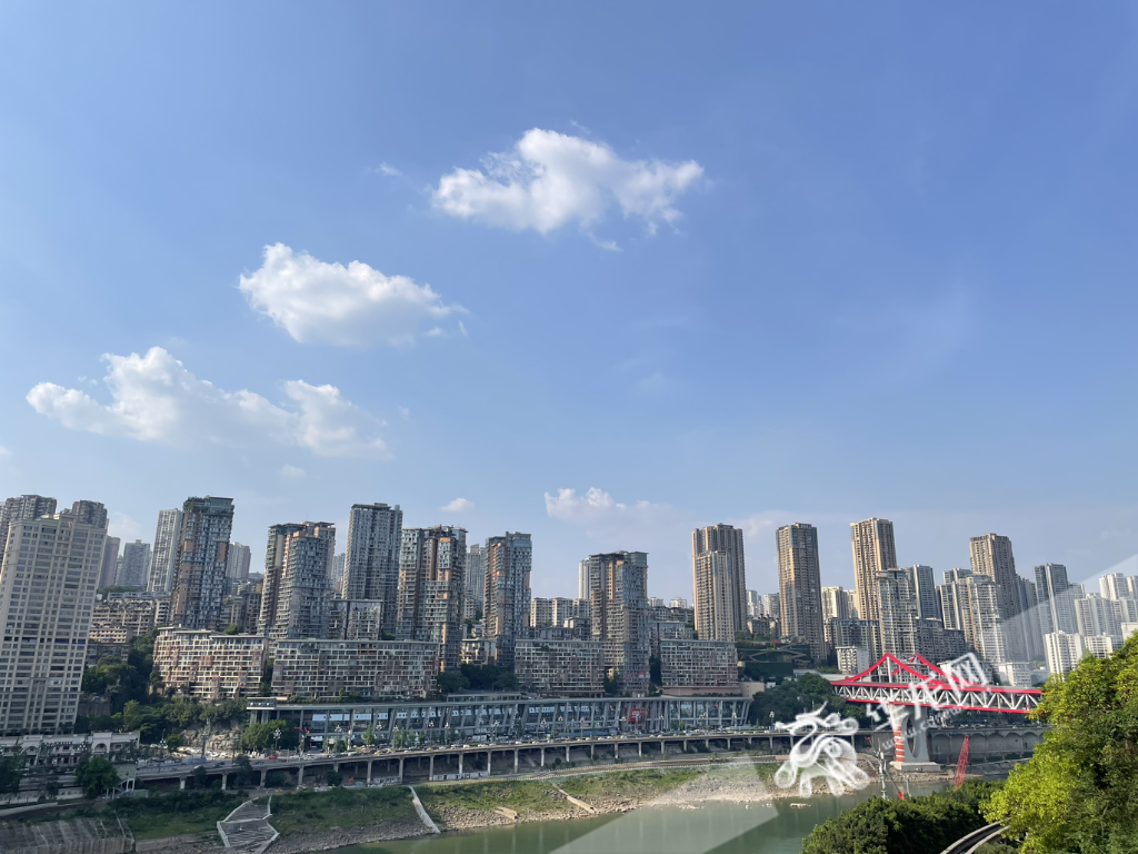 蓝天白云回归,升温明显。华龙网-新重庆客户端 首席记者 李裕锟 摄