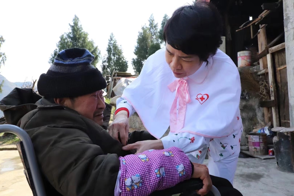 甘秀妮(右)荣获第49届南丁格尔奖章。受访者供图