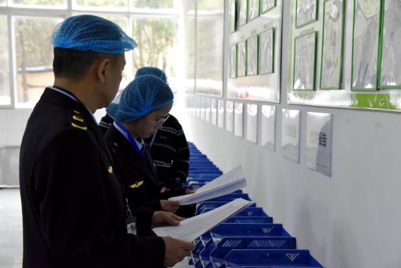 綦江区市场监管局工作人员到重庆綦优鲜供应链管理公司配送仓查验台账。通讯员 刘琦 摄