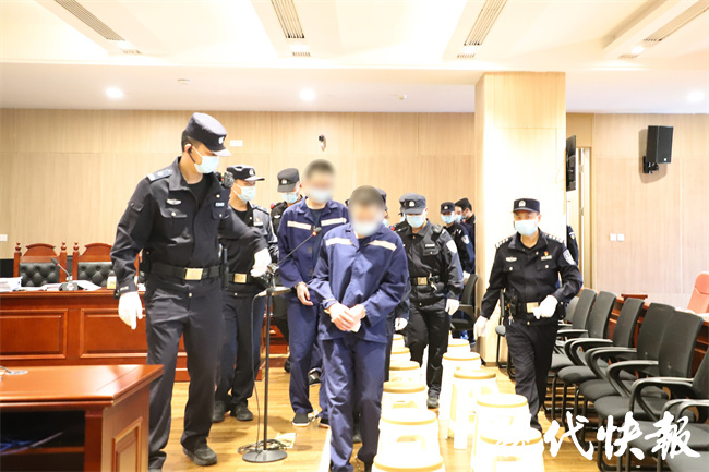 南京一女子被骗580万 骗子兴奋得抱着现金睡觉2
