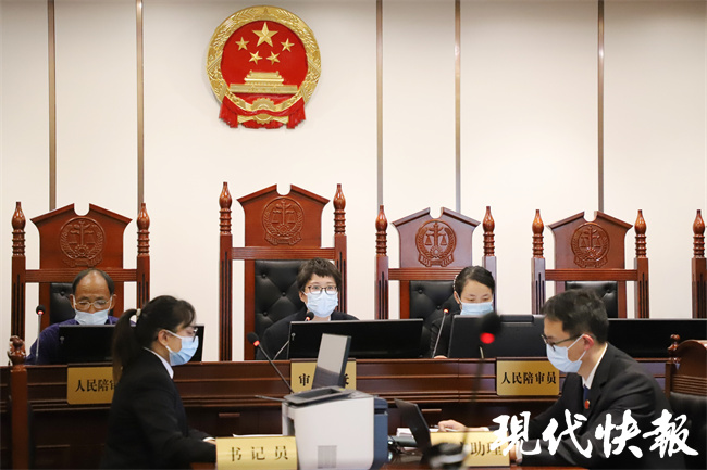 南京一女子被骗580万 骗子兴奋得抱着现金睡觉1