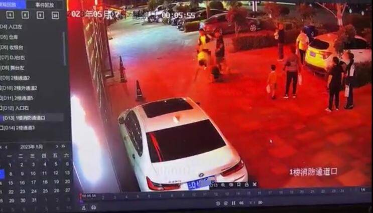 男子酒吧门口对女孩拳打脚踢 当事人叔叔：肇事者称有“关系”拒绝道歉，其妈妈是当地网红1