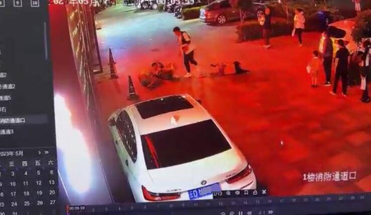 男子酒吧门口对女孩拳打脚踢 当事人叔叔：肇事者称有“关系”拒绝道歉，其妈妈是当地网红2