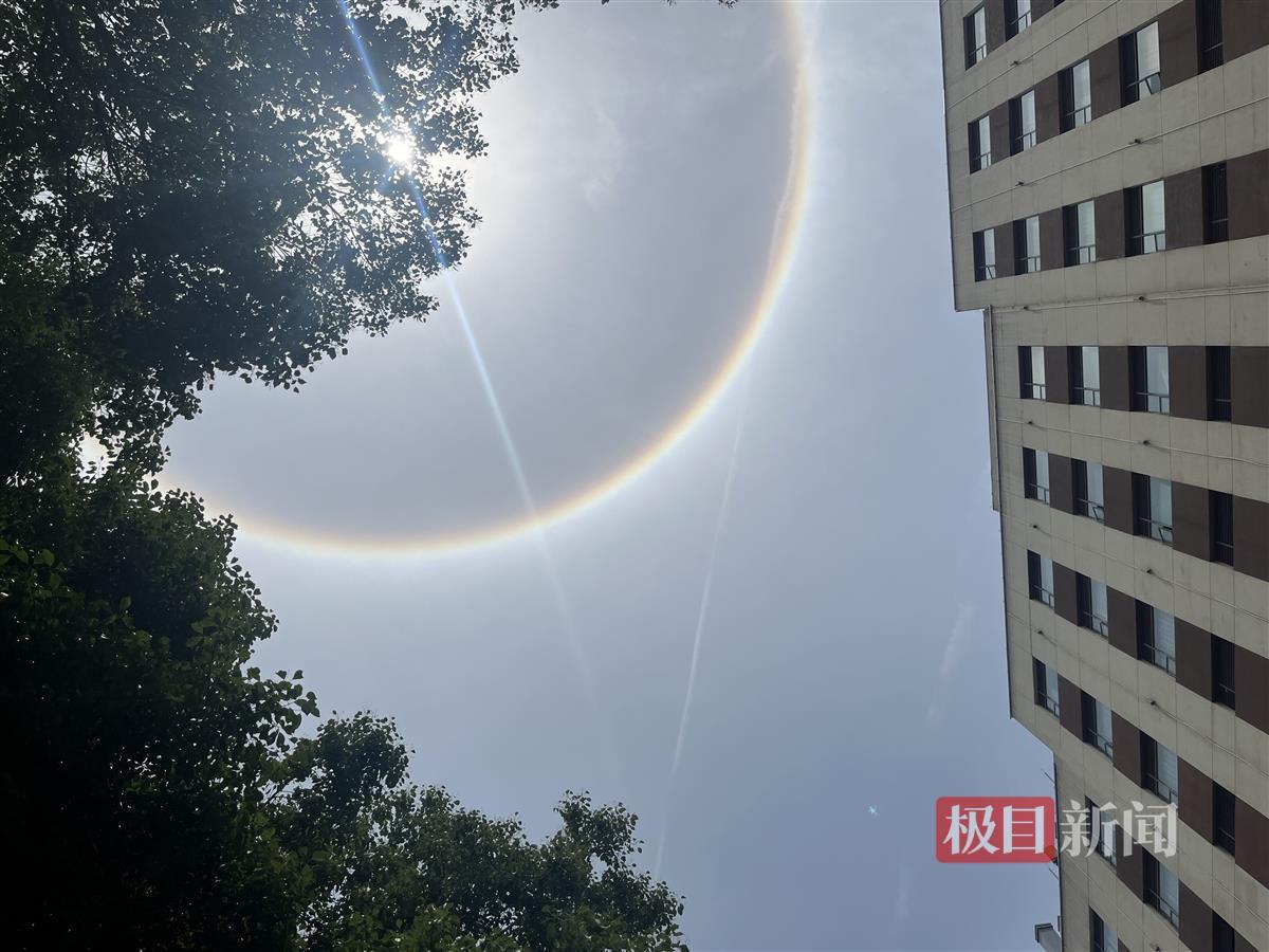 武汉刚刚刷屏的“日晕奇观”原来是这么来的……成因跟彩虹一样