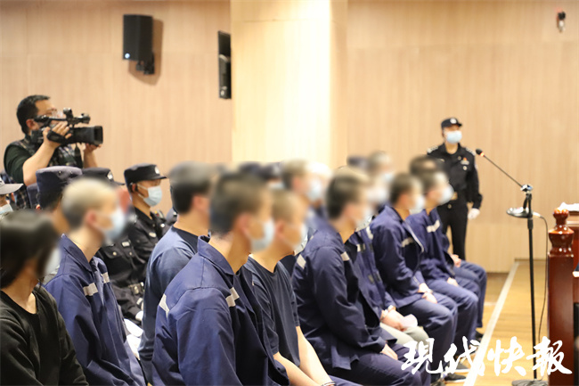 南京一女子被骗580万 骗子兴奋得抱着现金睡觉3