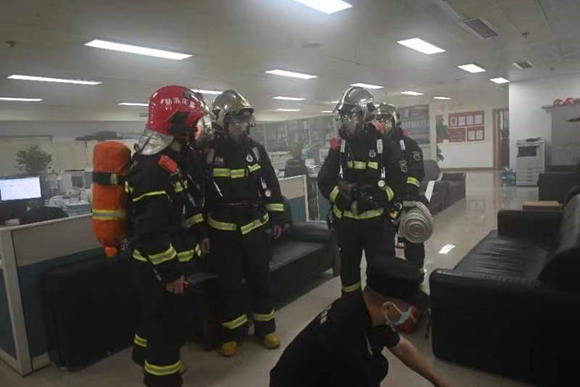 消防队员在物业人员引导下到达模拟失火房间。国网重庆市电力公司供图  华龙网发